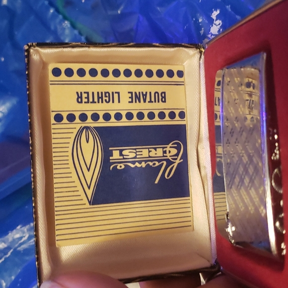 Vintage flame crest lighter - Picture 2 of 6